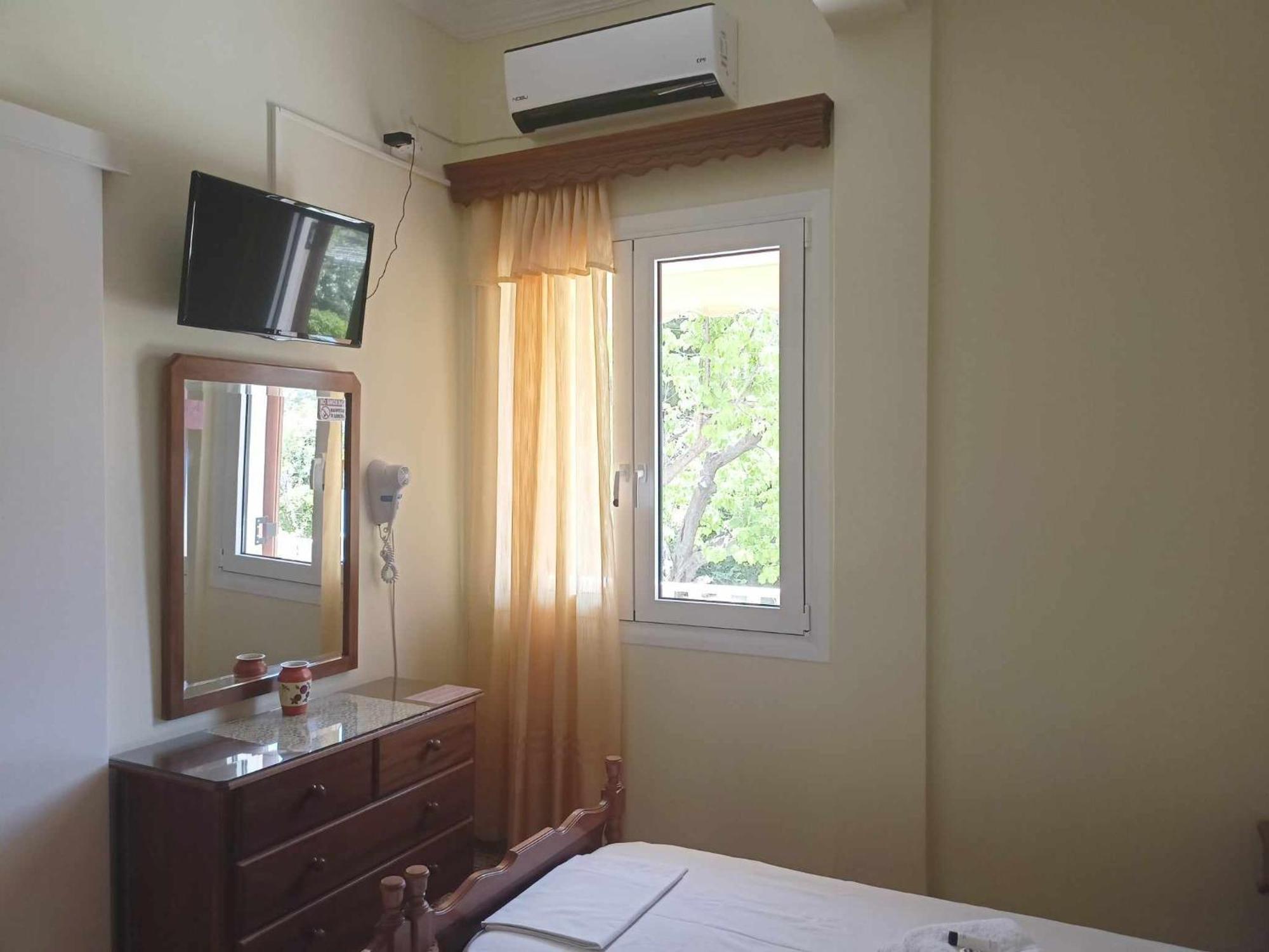 Finikas Rooms Agia Marina  外观 照片