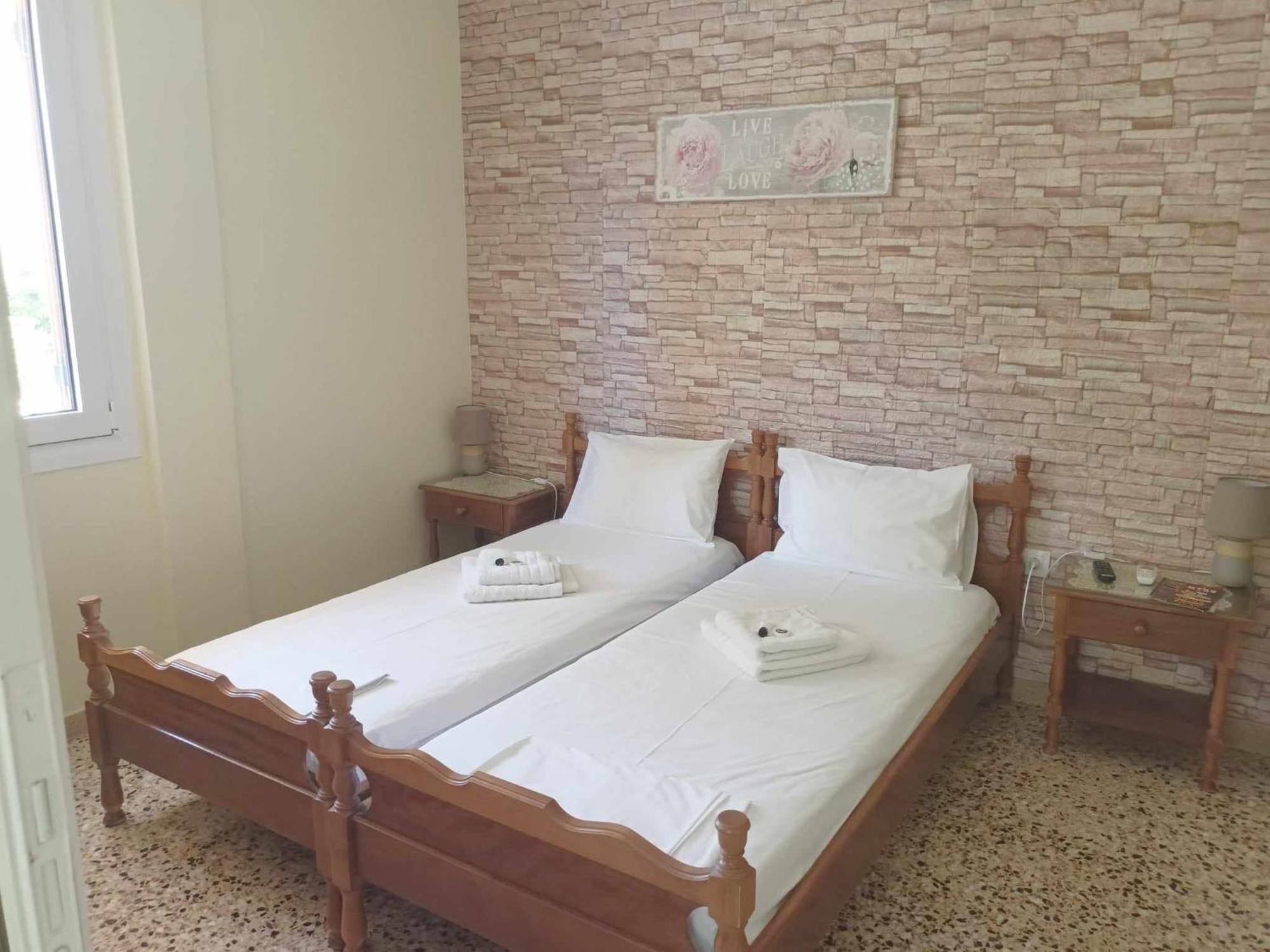 Finikas Rooms Agia Marina  外观 照片
