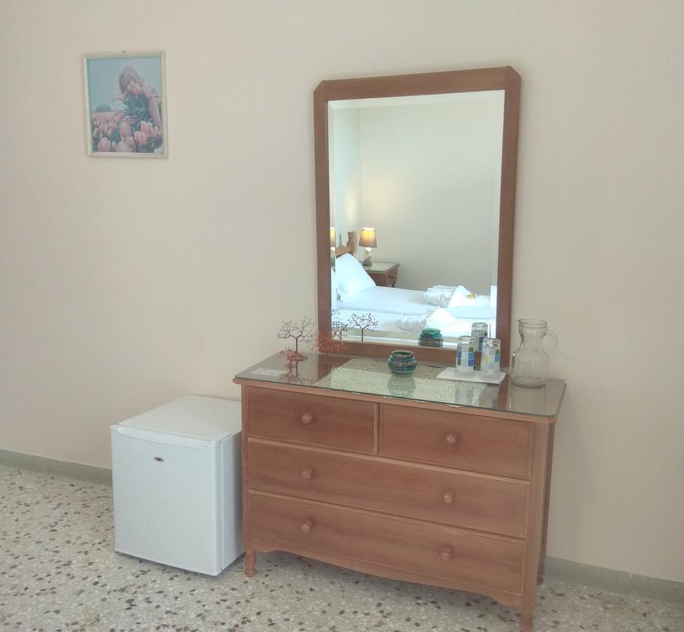 Finikas Rooms Agia Marina  外观 照片