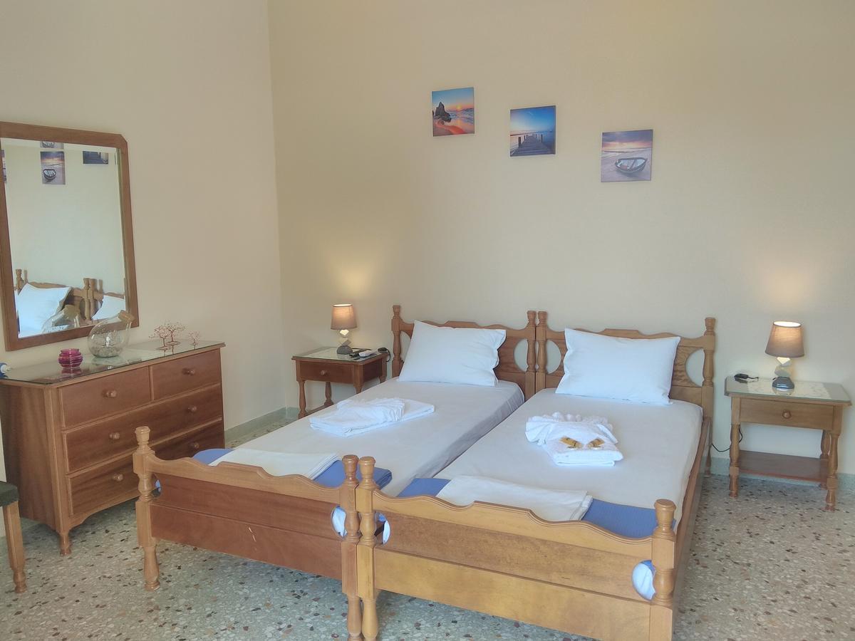 Finikas Rooms Agia Marina  外观 照片